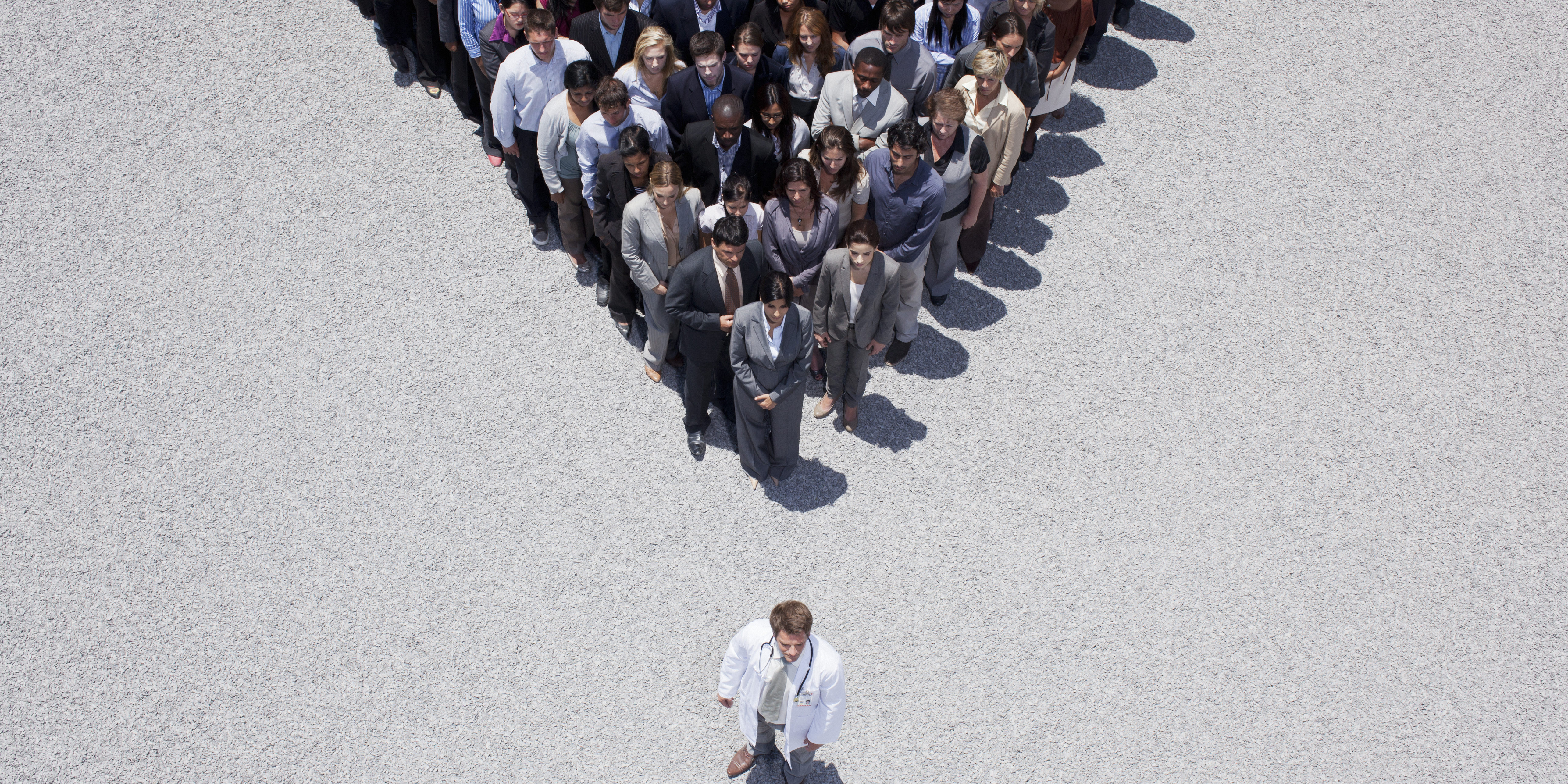 Doctor at apex of pyramid formed by crowd Attractivité des métiers de la santé