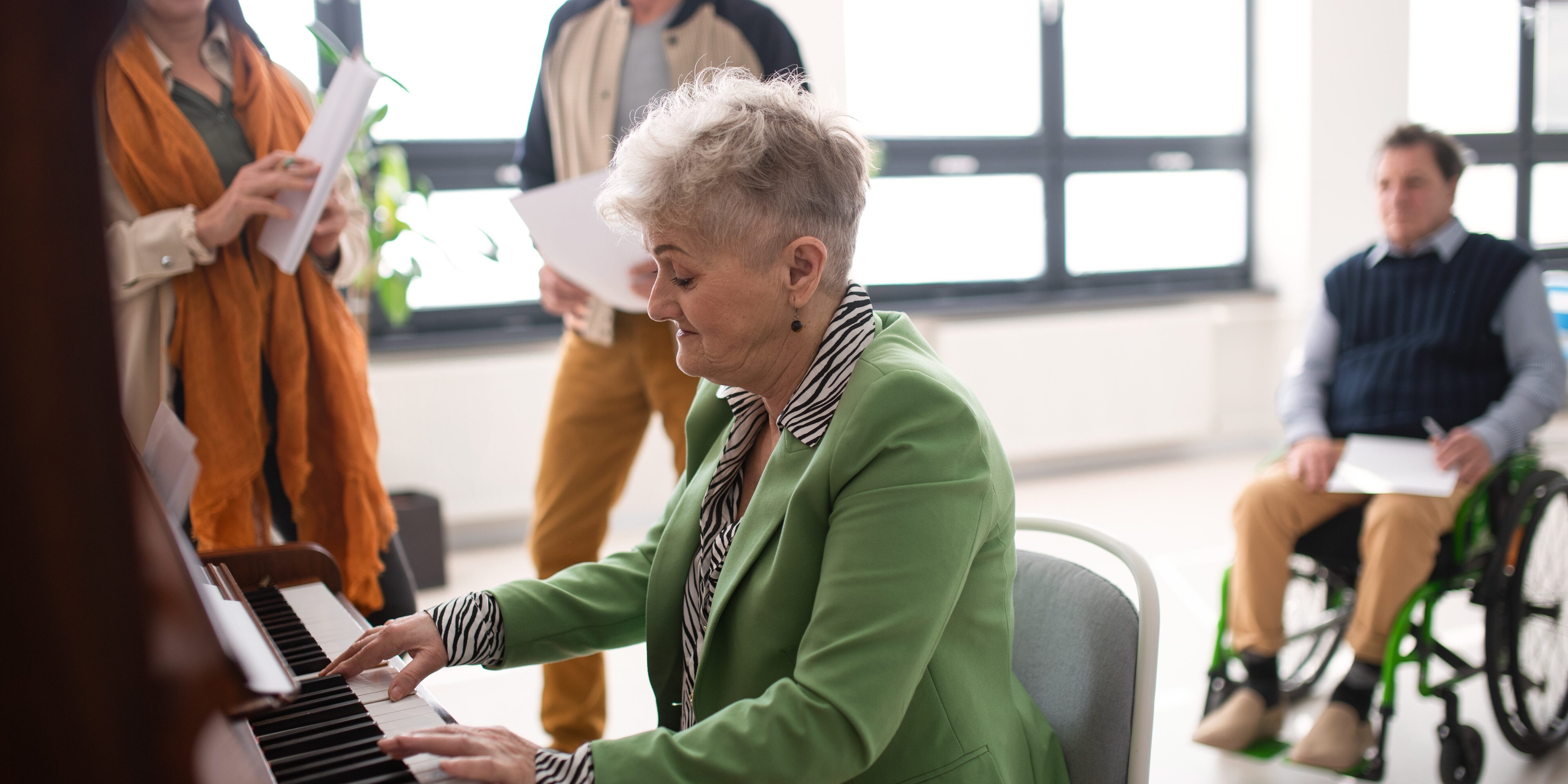 Senior woman playing at piano in choir rehearsal. L'association "Vieillison" lauréate du 44ème jury de la Fondation Eurogroup