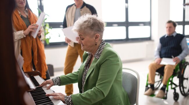 Senior woman playing at piano in choir rehearsal. L'association "Vieillison" lauréate du 44ème jury de la Fondation Eurogroup