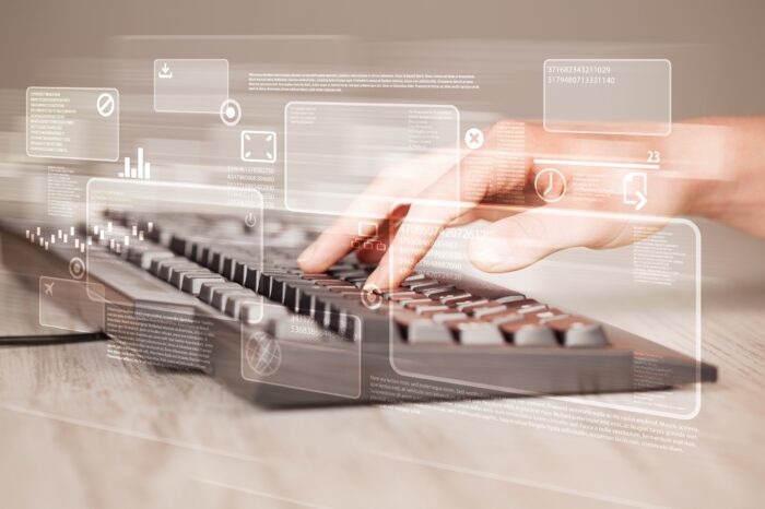 hand-touching-keyboard-with-high-tech-button-scree-2025-10-13-12-52-39-utc Quand les agents IA redessinent la distribution en assurance